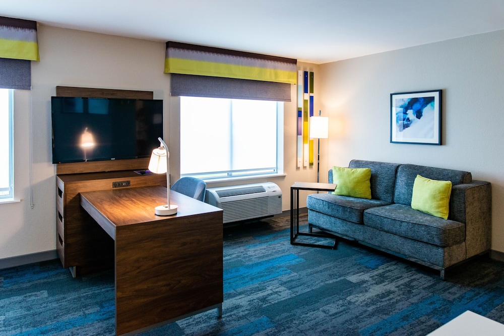 Suite, 1 King Bed, Accessible, Refrigerator & Microwave - Photo 9