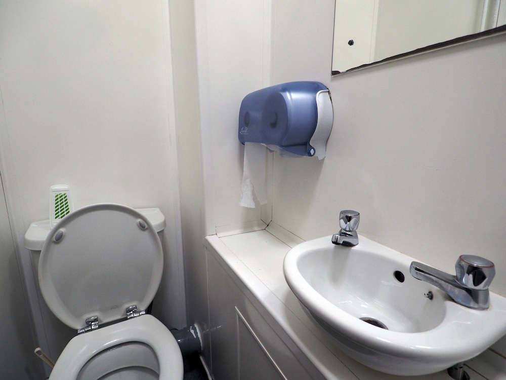 Private 6-Bed Room with Private Bathroom photo 2