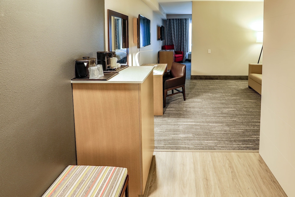 Studio Suite, 1 King Bed, Non Smoking - Photo 2