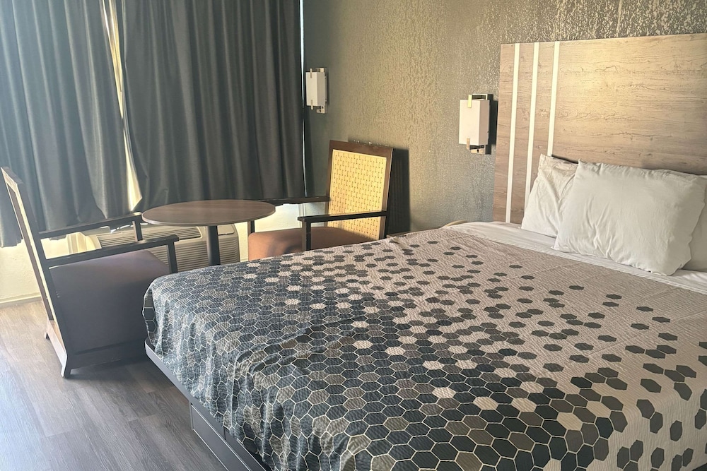 Standard Room, 1 King Bed, Smoking photo 1