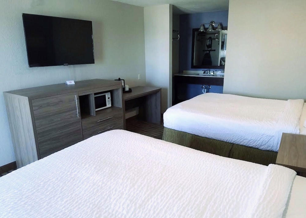 Deluxe Room, 2 Queen Beds, Smoking - Photo 8