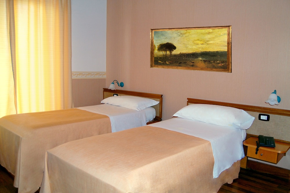 Comfort Twin Room, 2 Twin Beds, Non Smoking, Courtyard View photo 3