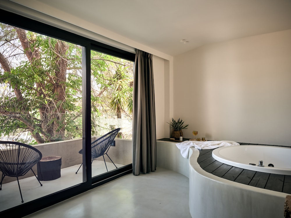 Executive Junior Suite with Landscape View - Photo 7