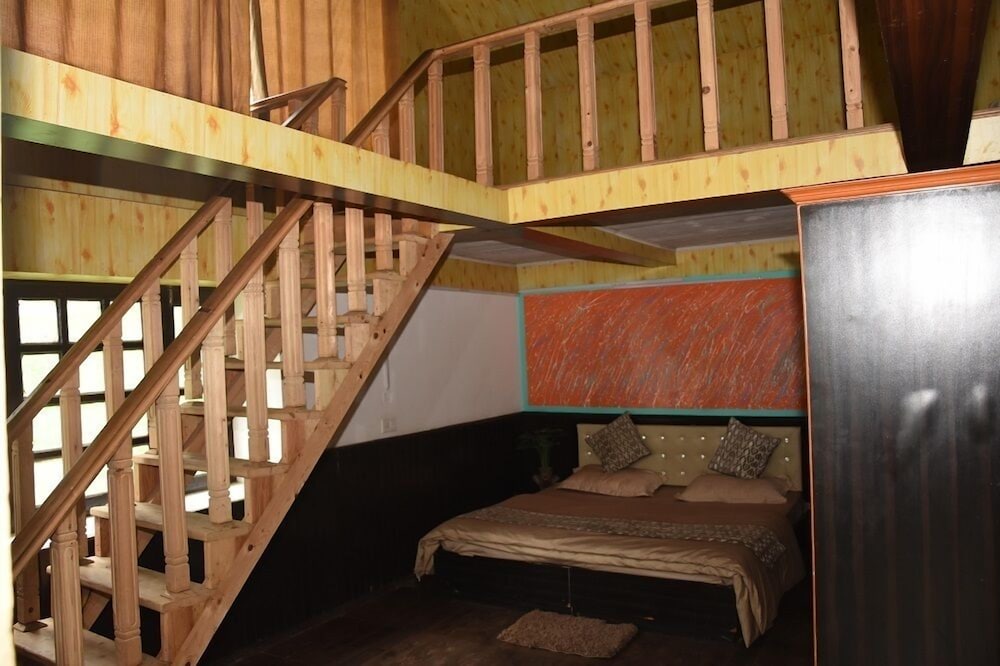 Room with Attic photo 2