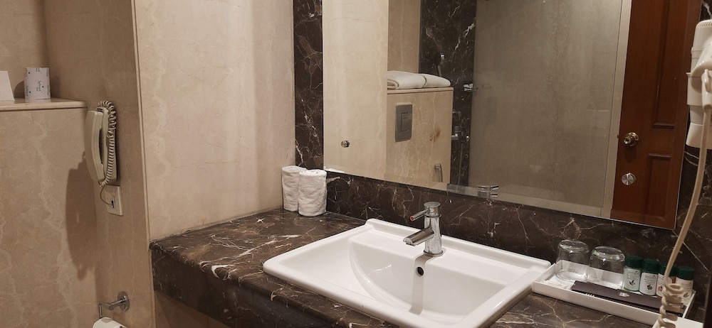 Suite - Photo 11