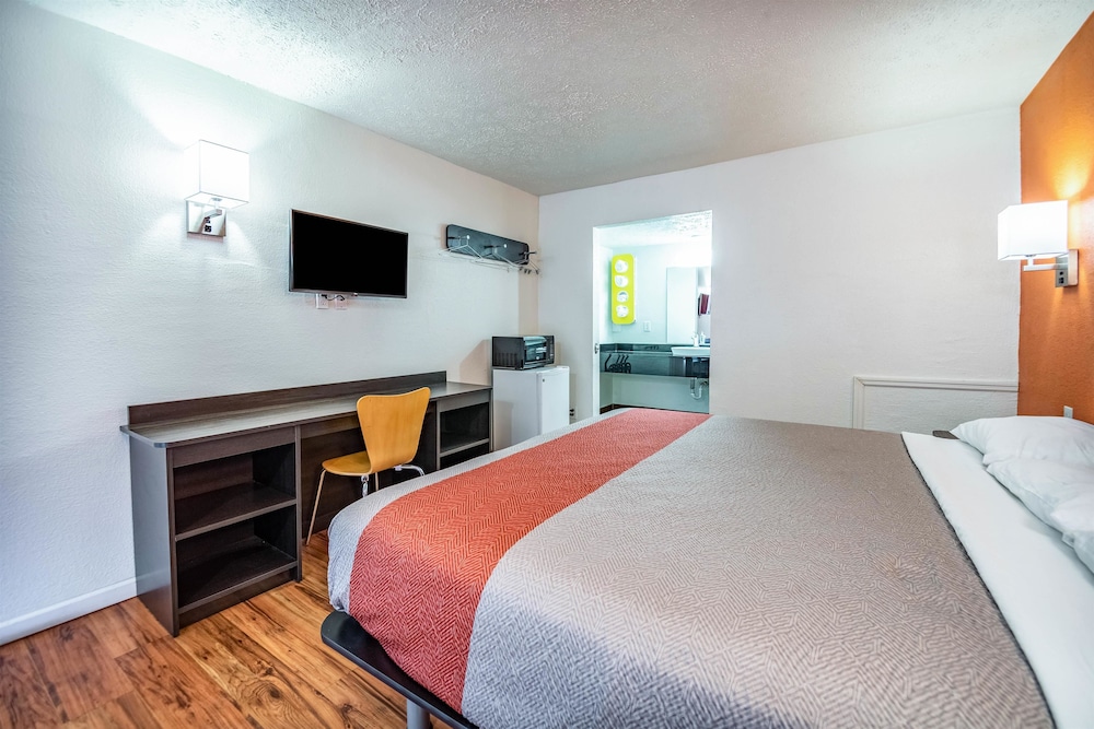 Deluxe Room, 1 Queen Bed, Smoking, Hot Tub photo 3