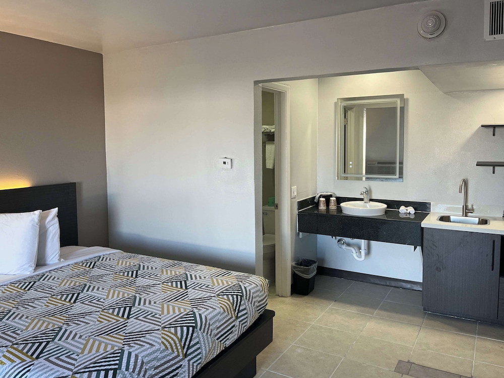 Standard Suite, 1 Queen Bed, Non Smoking, Kitchenette photo 2