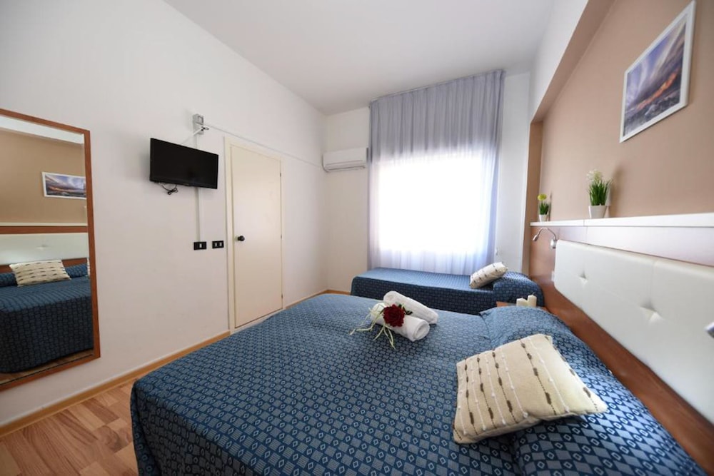 Triple Room, Ensuite, Partial Sea View photo 2