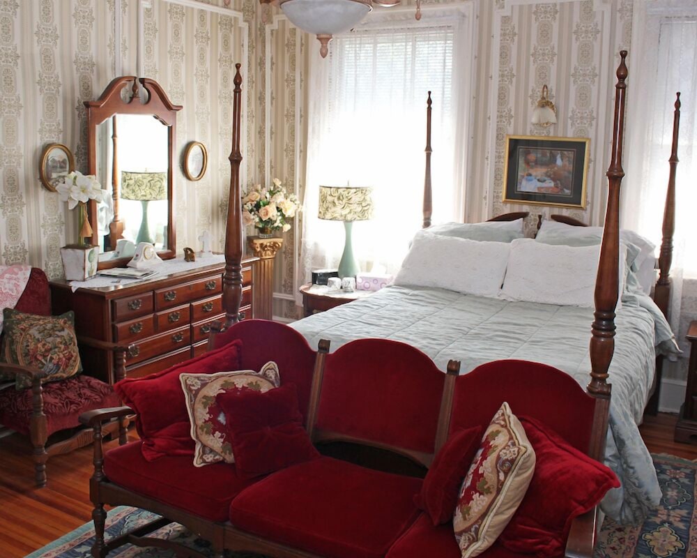 Colonial Room photo 1
