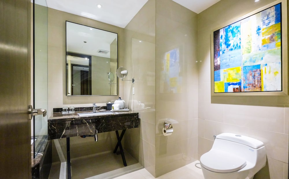 Studio, 1 King Bed, Ensuite photo 2