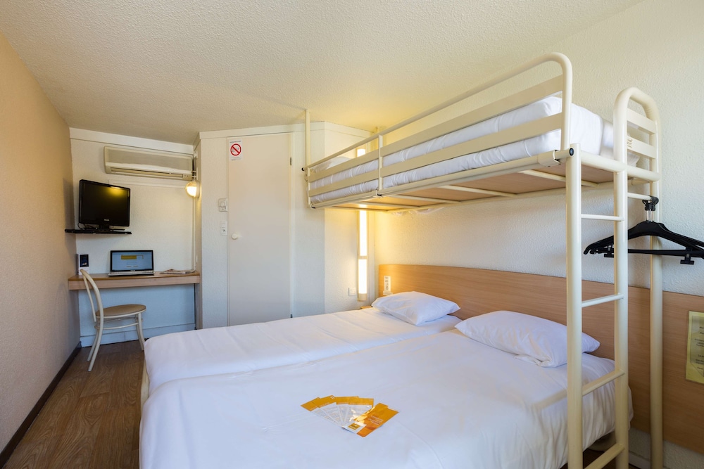 Standard Room, 3 Twin Beds - Photo 4