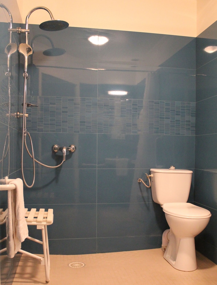 Junior Suite, Accessible (Parking side, view train tracks) photo 3