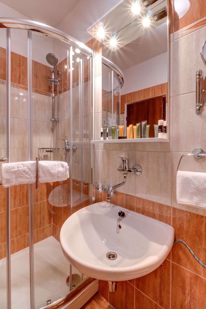 Premium Room, 1 King Bed, Sauna - Photo 8