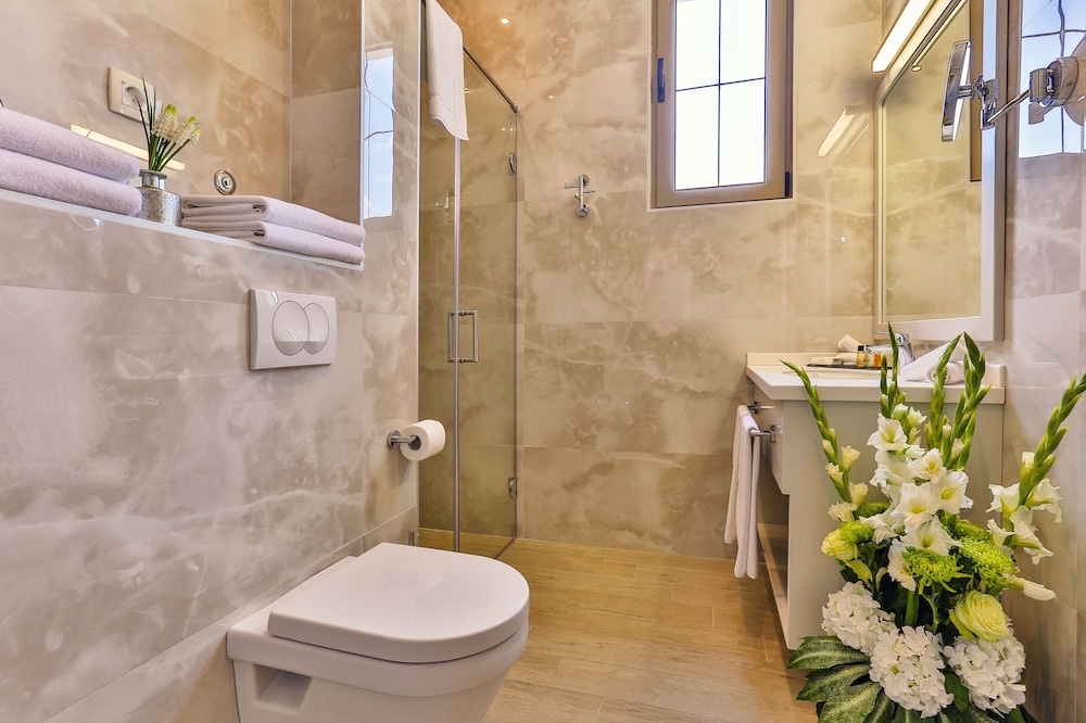 Deluxe Double or Twin Room, Balcony - Photo 4