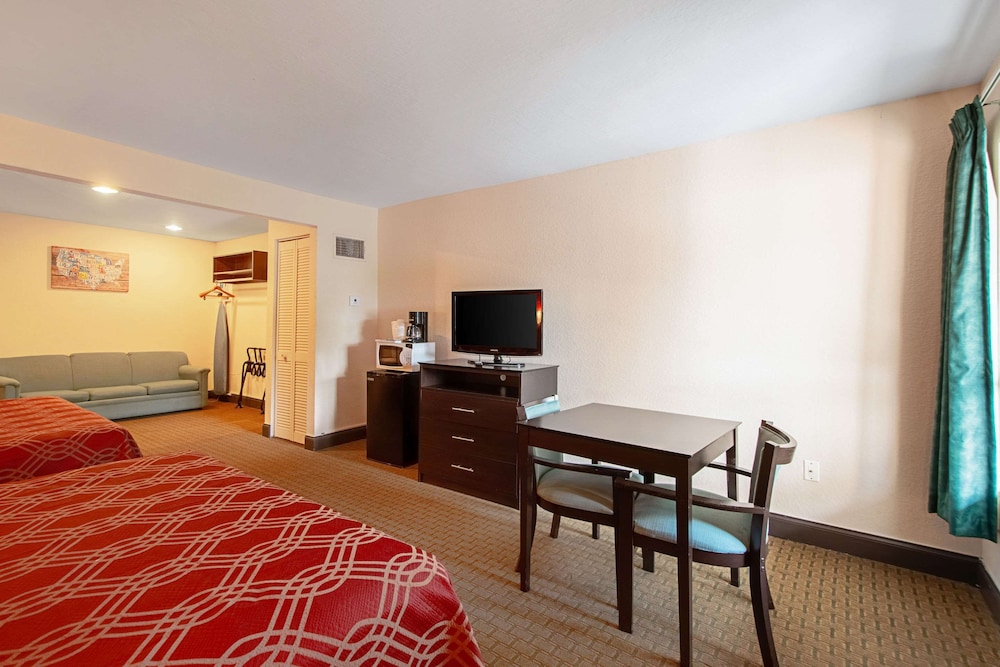 Suite, Multiple Beds, Non Smoking - Photo 4