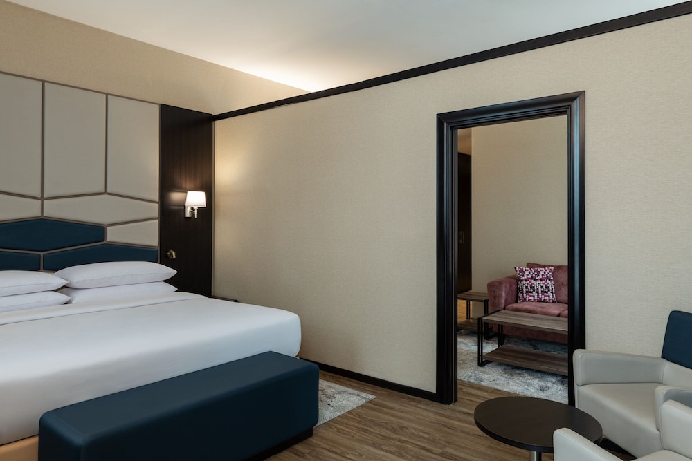 Junior Suite, (20% Discount on F&B outlet, A bottle of selected Beverage) photo 2