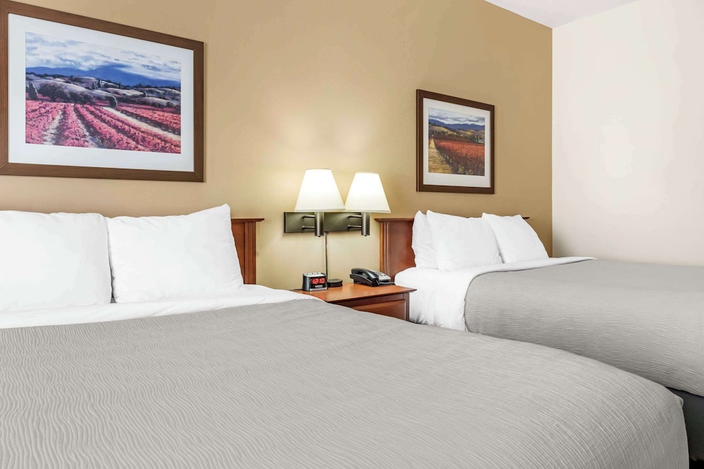 Standard Room, 2 Queen Beds, Non Smoking, Hot Tub - Photo 2