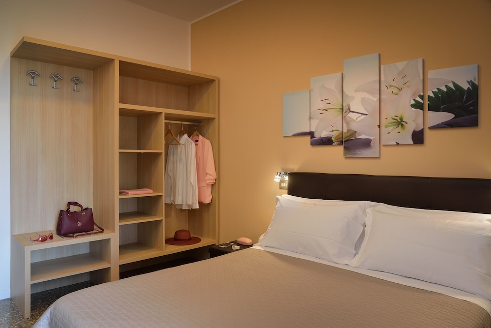 Double Room (Small) photo 2