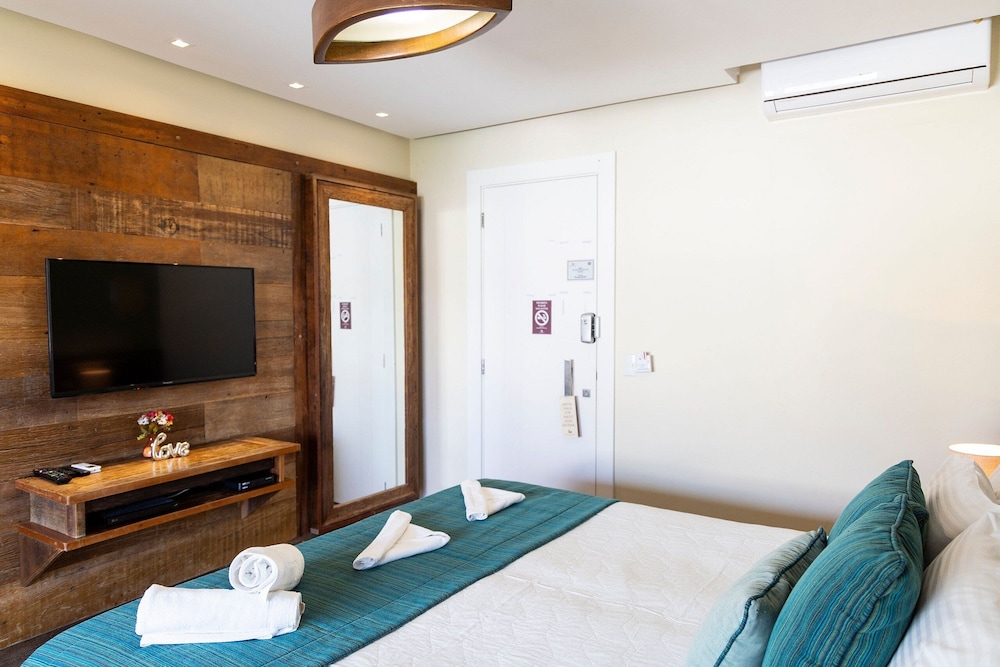 Deluxe Suite, 1 King Bed, Air conditioning, Partial Sea View photo 3
