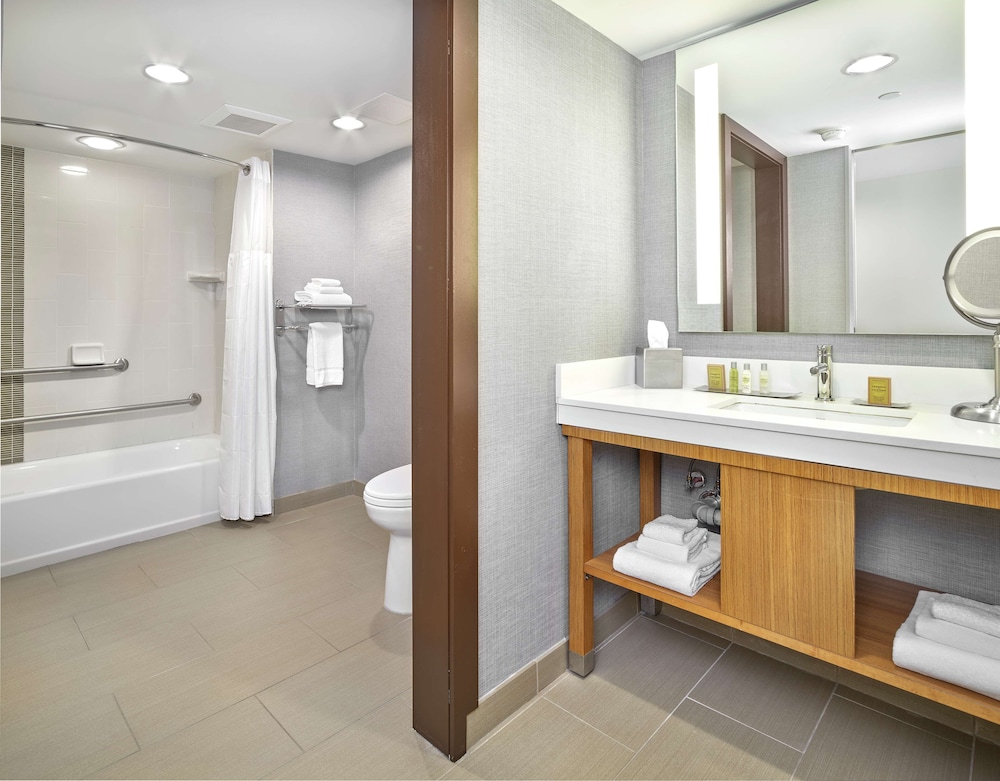 Room, 2 Queen Beds, Accessible, Bathtub