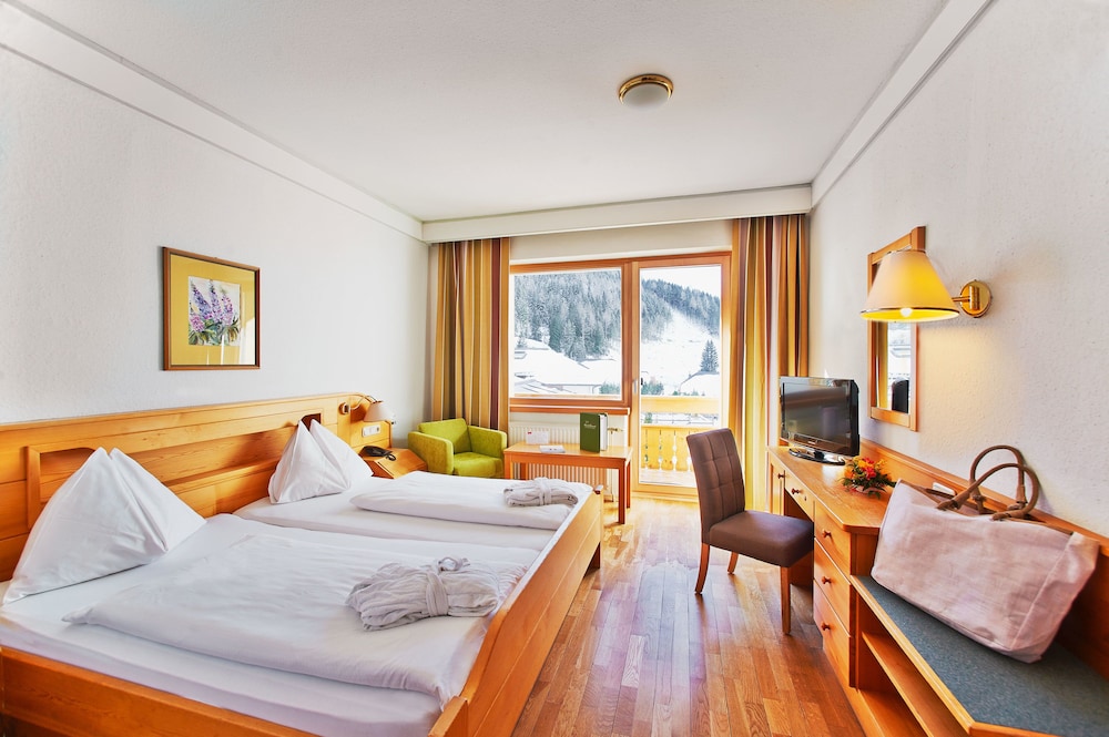 Standard Double Room, 1 King Bed, Balcony, Mountain View photo 3