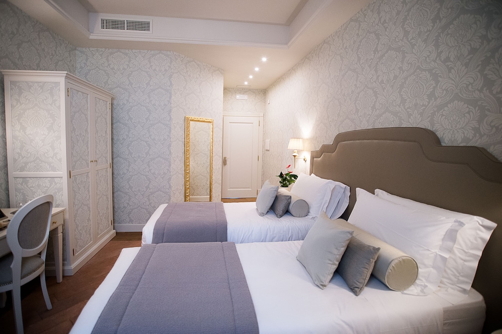 Junior Suite, 1 King Bed, City View photo 3