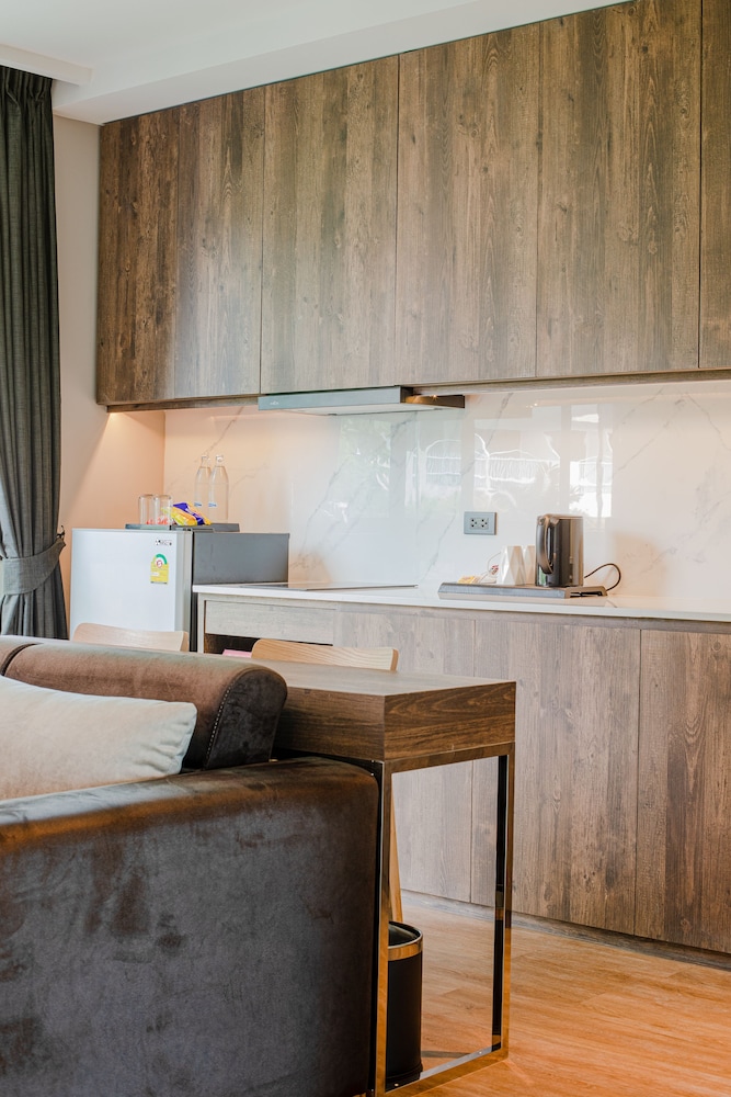Rak Suite Room with Kitchenette City View - Photo 6