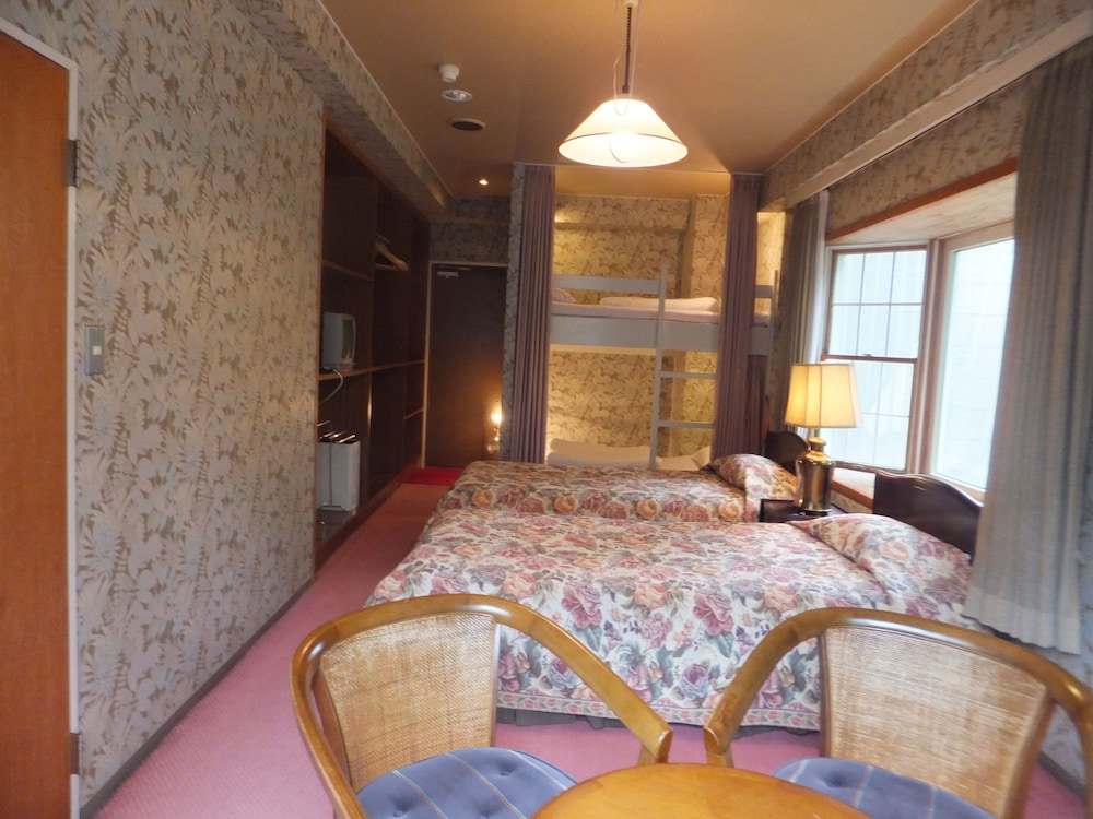 Room(Single beds+Bunk bed, Bed only for 7years+, Bed# based on reservation.Breakfast/DinnerExtra)
