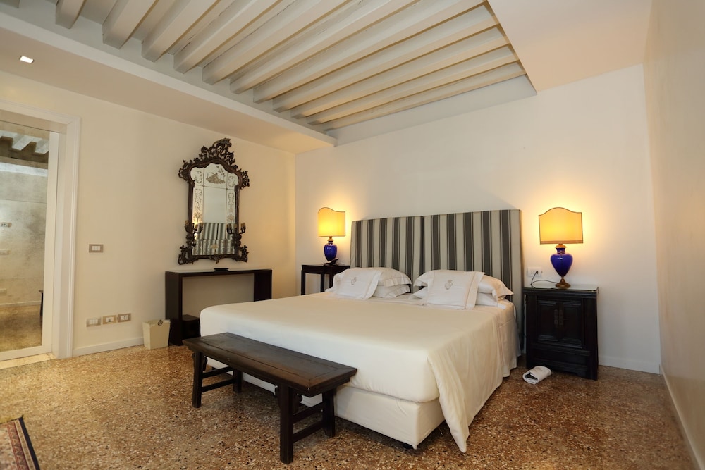 Premium Suite, 1 King Bed, Terrace, Canal View photo 2