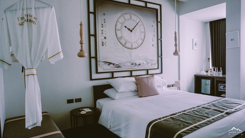 Deluxe King Room - Photo 5