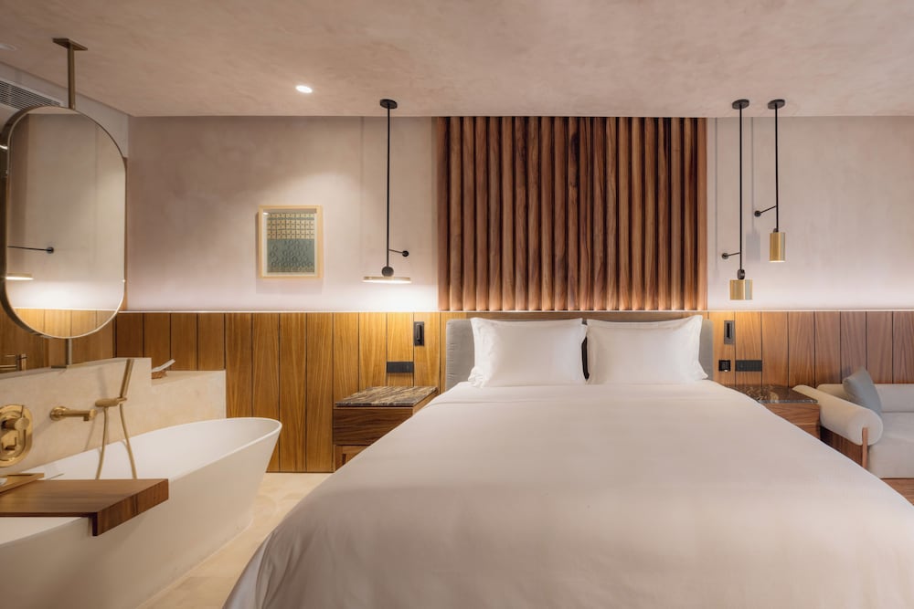 Deluxe Room, 1 King Bed, Balcony (Guest Room)