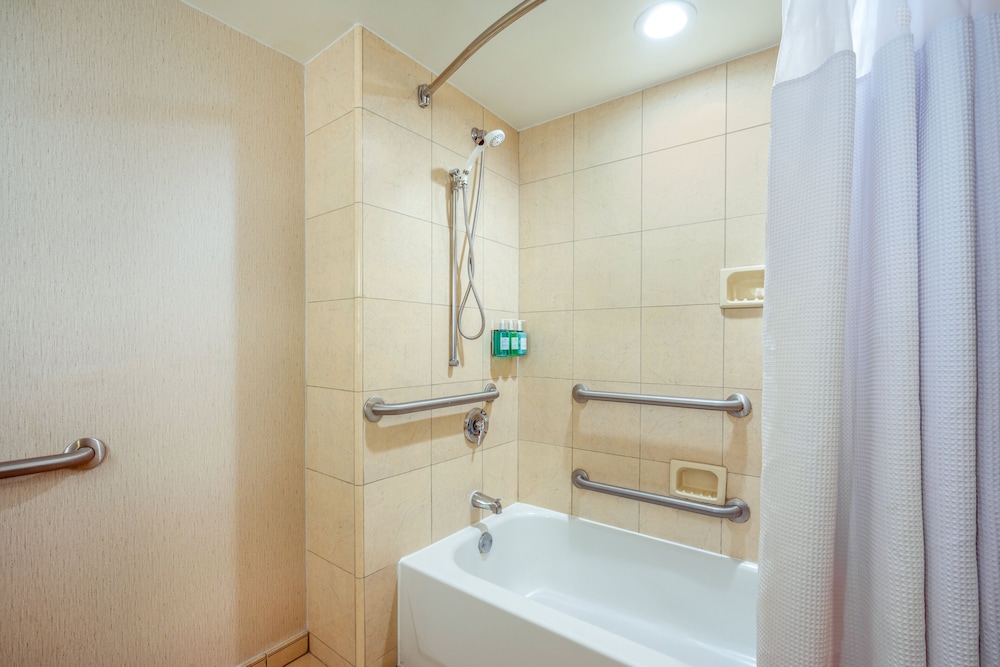 Room, 2 Queen Beds, Accessible Bathtub (Mobility) - Photo 7