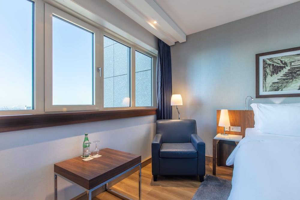 Premium Room, River View thumbnail 5