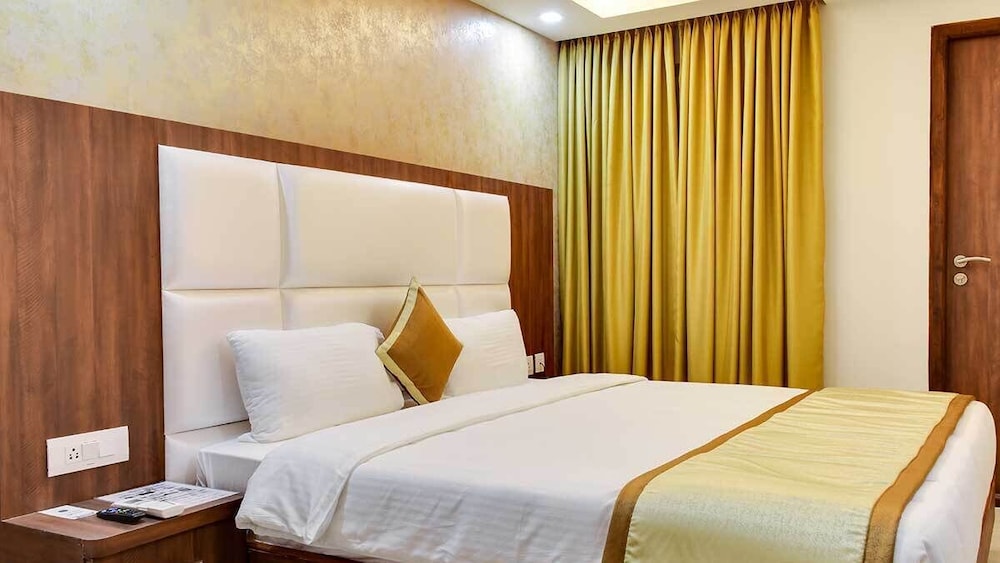 Deluxe Room, 1 Queen Bed, Accessible, City View