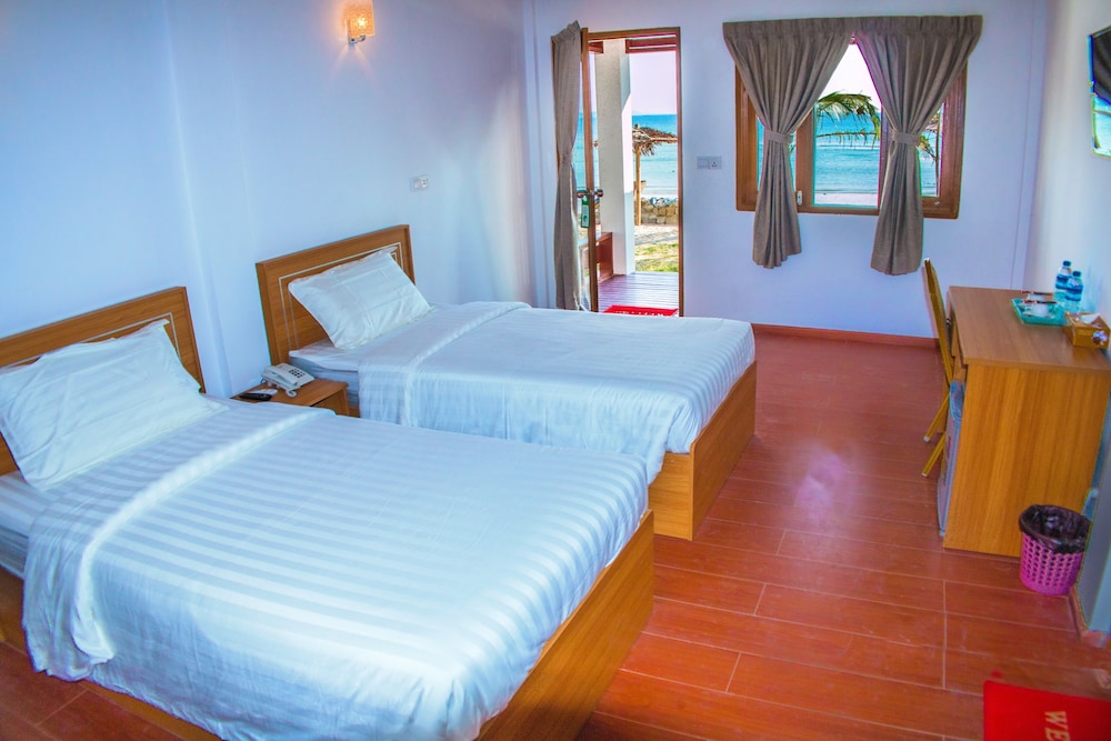 Beachfront Deluxe Sea View photo 3