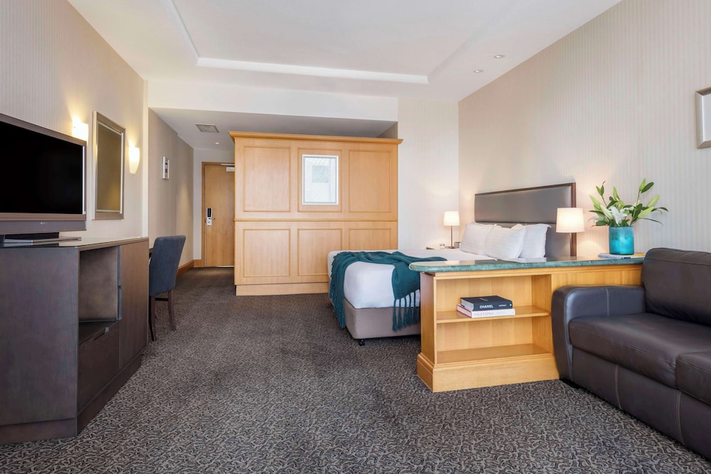 Hotel Room - Photo 4