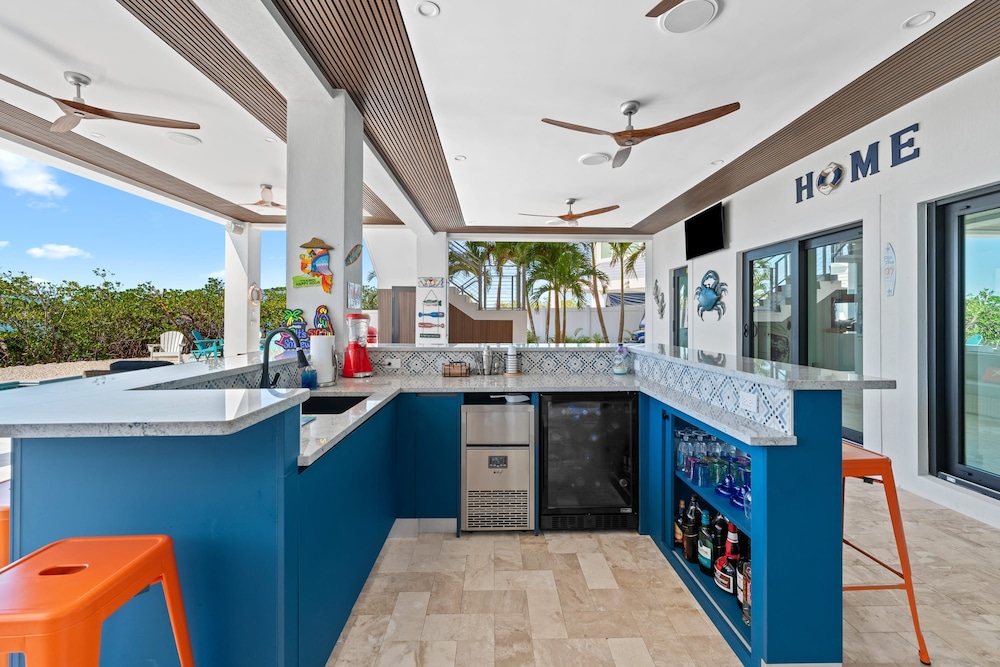 Luxury Seaside Escape ~ Heated Pool w Jacuzzi ~ Elevator ~ Dock ~ Scenic Views, Billede 58