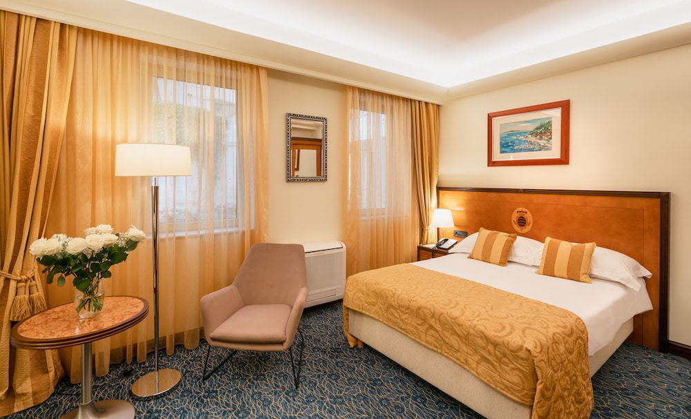 Double or Twin Room - Photo 8