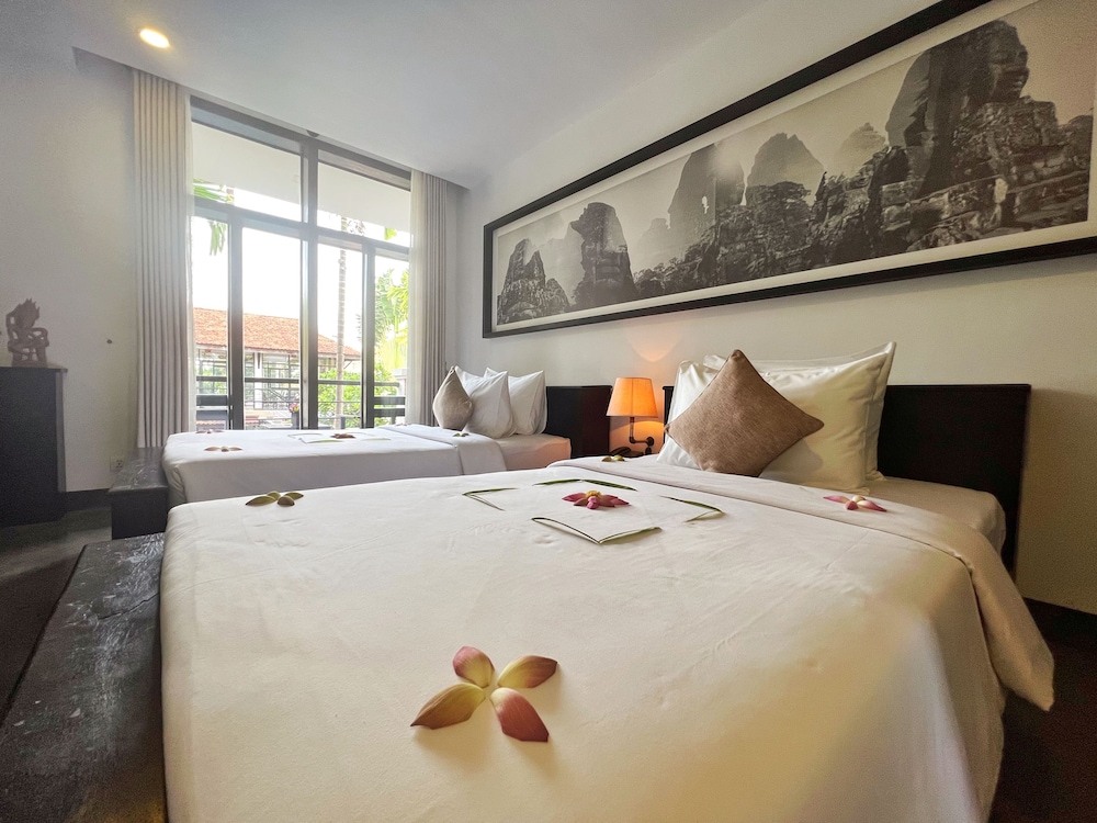 Premier Room, 1 King Bed, Balcony, Pool View