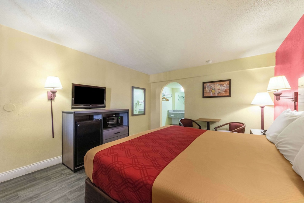 Standard Room, 1 Queen Bed, Non Smoking - Photo 2