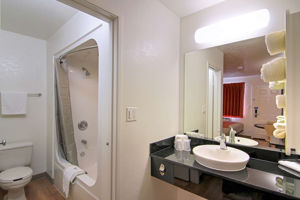 Premium Double Room, 1 Queen Bed, Non Smoking, Refrigerator & Microwave photo 3