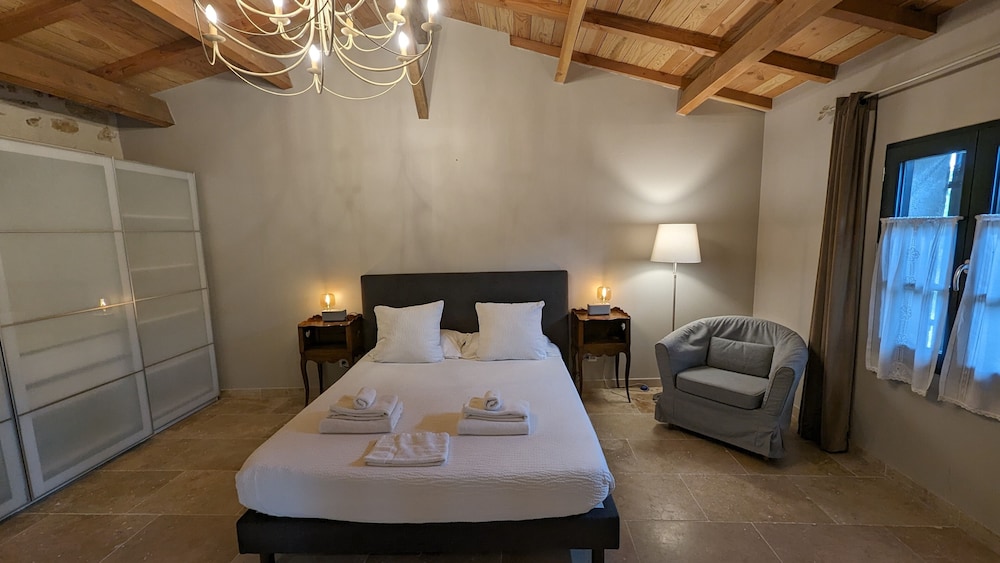 Deluxe Bungalow, 1 Queen Bed, Fireplace, Garden Area photo 1