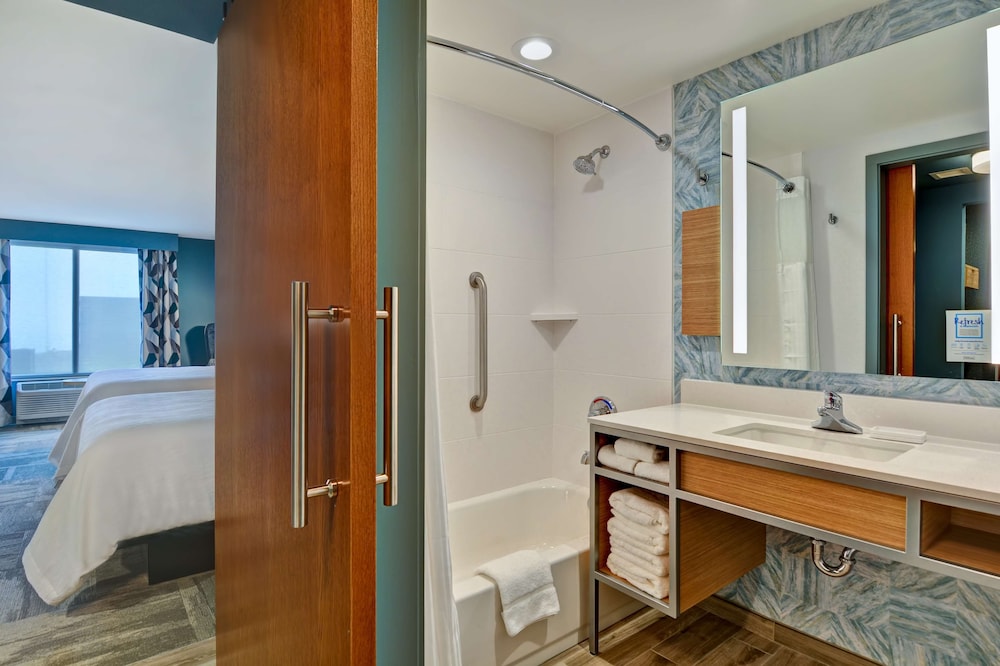 Room, 2 Queen Beds, Accessible, Bathtub (Mobility) - Photo 4