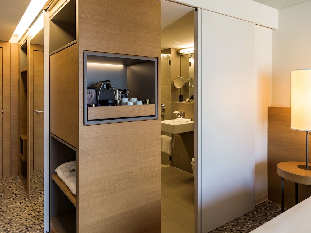 Deluxe Twin Room, 1 Double Bed thumbnail 5