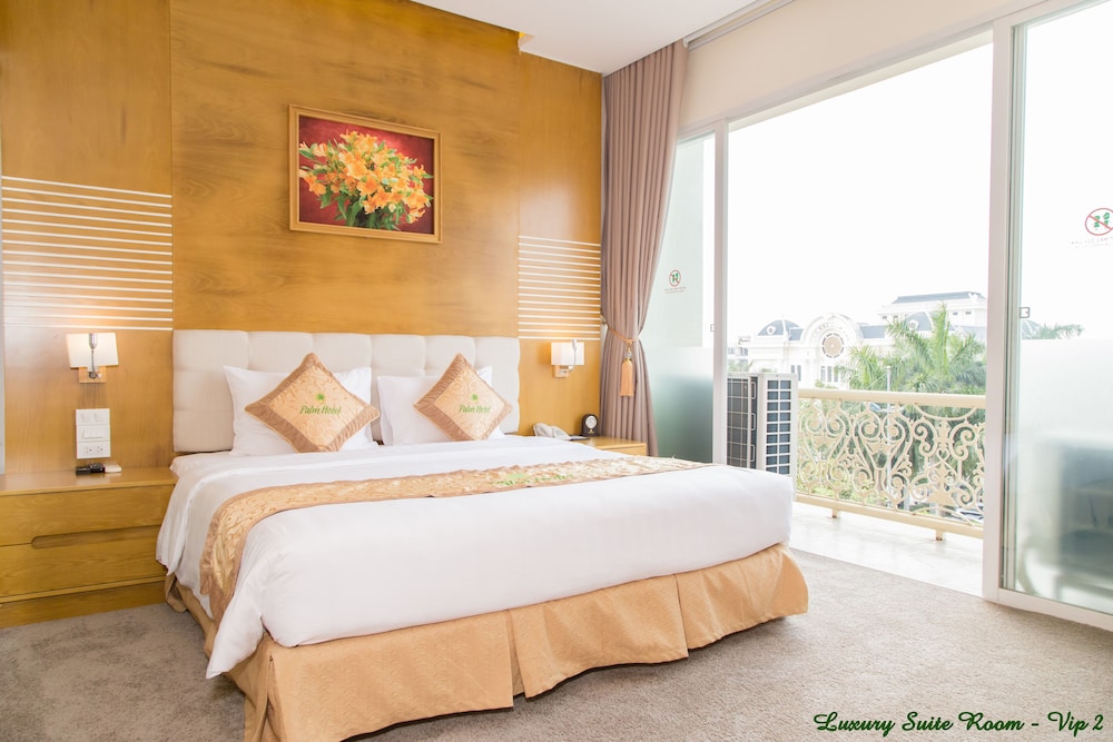 Luxury Suite, 1 Queen Bed, Hot Tub, City View photo 2