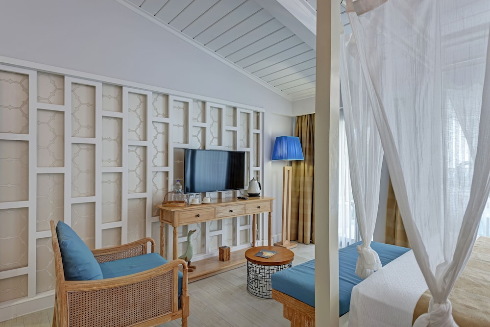 Deluxe Room, Jetted Tub, Partial Sea View photo 1