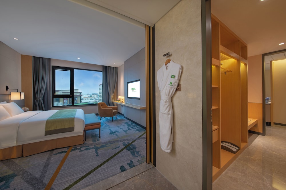 Suite, 1 King Bed photo 2