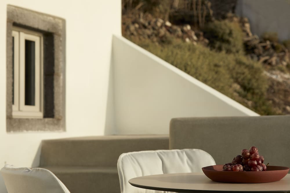 Grace Suite with Plunge Pool and Caldera View - Photo 7