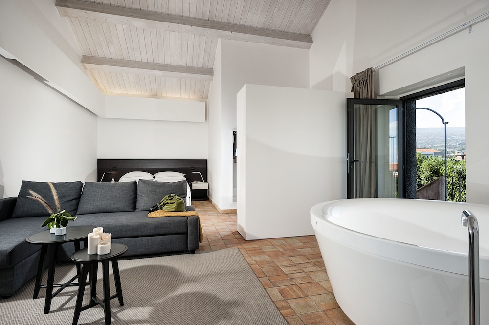 Junior Suite, 1 King Bed with Sofa bed, Bathtub