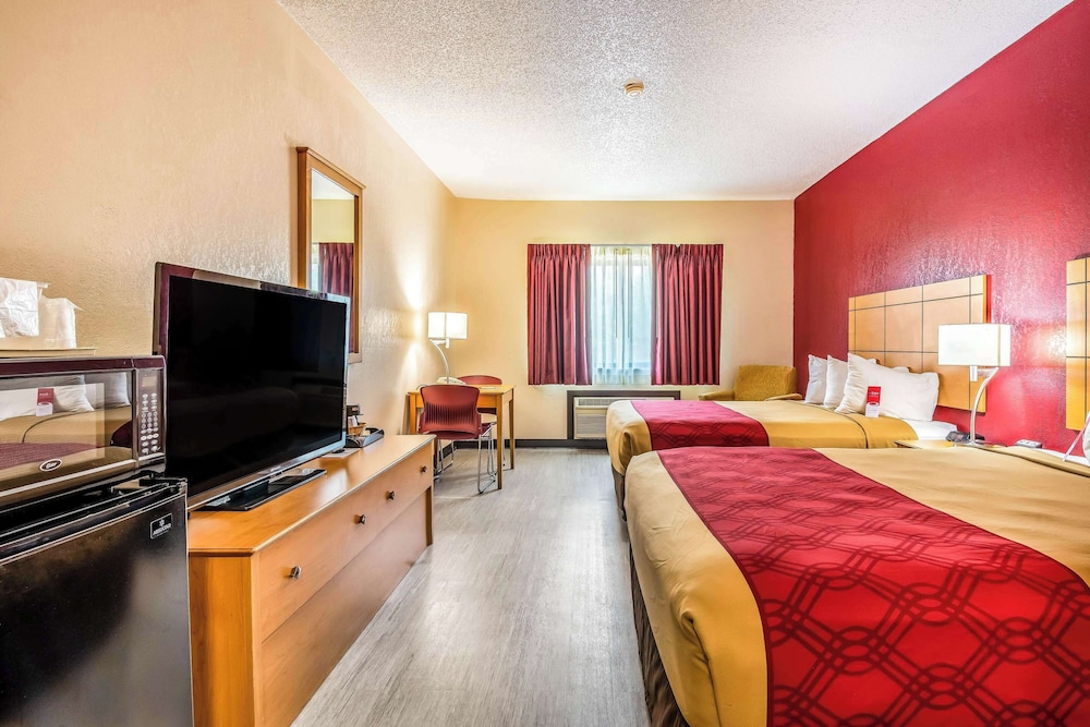 Room, 2 Queen Beds, Non Smoking (Pet Friendly) - Photo 3